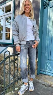 Penn&Ink so viele schöne Teile rein bekommen . Überzeugt euch selber. Grau kombiniert mit dem schönen neon gelb. #trend #shooping #mode #outfit #gkmode #heimatshoppen #fashion #fashionstylist #