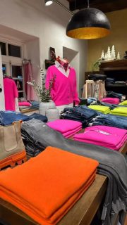 Neues Label ist heute bei uns eingetroffen TWNS ❤️Toller Strick in super tollen Farben . Das bringt gute Laune bei tristem Wetter🙋‍♀️🎄#fashion #outfit #boutique #weihnachtsshopping #neon #outfitoftheday #mode#heimatshoppen