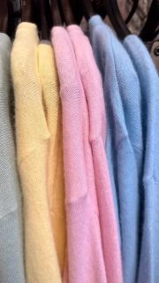 Lust auf neue Farben? Wir haben verschiedene Strickteile in tollen Farben bekommen . Preis 99,95€ Dünner Strick aber noch kuschelig !! #boutique #outfitoftheday #fashionstyle #outfitinspiration #gkmode